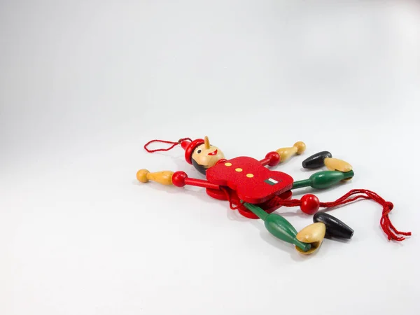 Burattino Vecchio Legno Bambole Marionette Verdi Rosse Sfondo Bianco — Foto Stock