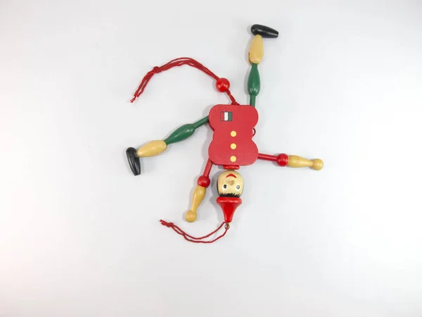 Burattino Vecchio Legno Bambole Marionette Verdi Rosse Sfondo Bianco — Foto Stock