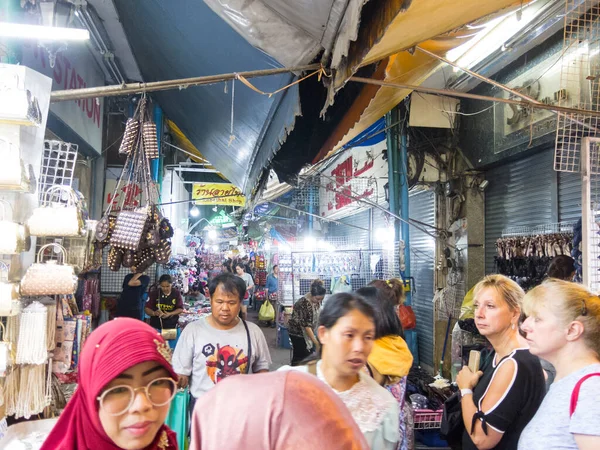 Sengpeng Market Gece Pazarı BANGKOKTHAILAND-07 Eylül 2018 Bu pazar gece yarısından sabah yediye kadar toptan satış pazarı olarak açıktır.