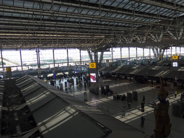 Suvarnabhumi Bangkok Thailand Oktober 2018På Flygplatsen Passagerare Går Till Olika — Stockfoto