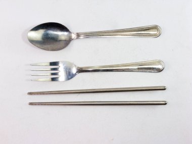 Kaşıklar, çatallar, çubuklar Beyaz arka plan