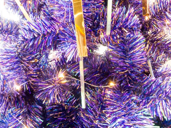 Weihnachtsbaum Und Dekorationskugel Mit Lila — Stockfoto