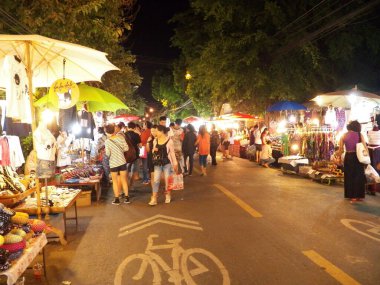 Chiang Mai Market caddesinde yürüyen Chiang Mai Tayland-15 Kasım 2016 Yürüyen Sokak Pazarı Turist kaçırmamalı. Chiang Mai Taylandlı sanatçıların şehridir. Turizm, ülkenin ana geliridir..