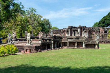 NAKHON RATCHASIMA THAILAND-19 HAVEMBER 2019Phimai Tarihsel ParkPhimai Prasat Hin muhtemelen 16. yüzyıl boyunca Kral Suryavarman 1 'in Brahmanizm tapınağı olarak inşa etmeye başladı..