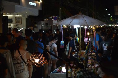 Chiang Mai Yürüyen Sokak CHIANG MAI THAILAND-12 HAZİRAN 2020 İpek seramikten yapılmış bir el işi pazarı veya sanat ve yemek Taylandlı turistler ve yabancılar yürümeyi ve alışveriş yapmayı seviyor.
