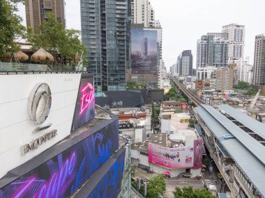 EmQuartier Alışveriş Merkezi BANGKOKTHAILAND-18 AĞUSTOS 2018 Büyük alışveriş merkezi Emporium Alışveriş Kompleksinin karşısındaki Sukhumvit Yolu 'nda yer almaktadır. 18 Ağustos 2018 'de Tayland' da.