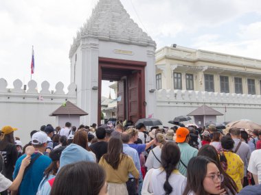 Büyük Saray BANGKOKTHAILAND-22 AĞUSTOS 2018 Birçok turist Kraliyet Sarayı 'nı ziyaret ediyor. Çoğunlukla Çin turu. 22 Ağustos 2018 'de Tayland' da.