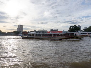 BANGOKTHAILAND-17 Eylül 2018 Akşam ve alacakaranlıkta Phraya Nehri. 17 Eylül 2018 'de Tayland' da.