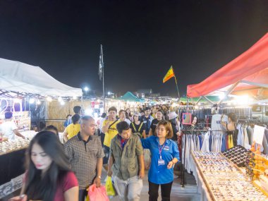 NAKHON RATCHASITHAILAND-28 EYLÜL 2018 Bir gecelik pazarı kurtarın Nakhon Ratchasima 'da kendi içinde yiyecek ve diğer şeyler Bugün ayın sonudur ve 28 SEPTEMBE