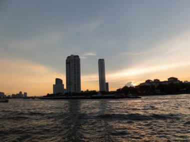 Chao Phraya Nehri 'nin manzarası BANGKOKTHAILAND-16 Ekim 2018 akşam ve alacakaranlık vaktidir. 16 Ekim 2018 tarihinde Tayland 'da.
