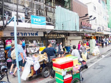 Pratunam kavşağı BANGKOK THAILAND-31 ARALIK 2018 Pratunam Pazarı moda ve moda için bu eski market modern moda merkezi tarafından işgal edildi.