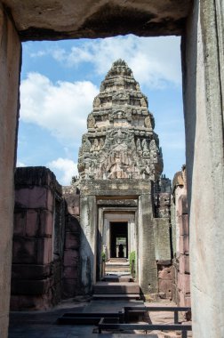 Phimai Tarih Parkı, Phimai, Khmer 'in geleneksel sanatına göre inşa edilmiştir. Phimai Prasat Hin muhtemelen 16. yüzyıl Budist dönemi olan Kral Suryavarman 1 döneminde inşa etmeye başladı..