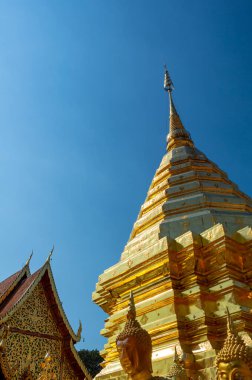 Wat Phra Doi Suthep tapınağı, tapınak Chiang Mai ovalarından 689 metre yükseklikte ve deniz seviyesinden 1046 metre yükseklikte..