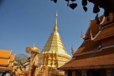 Wat Phra Doi Suthep tapınağı, tapınak Chiang Mai ovalarından 689 metre yükseklikte ve deniz seviyesinden 1046 metre yükseklikte..