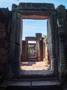 Phimai Tarih Parkı, Phimai, Khmer 'in geleneksel sanatına göre inşa edilmiştir. Phimai Prasat Hin muhtemelen 16. yüzyıl Budist dönemi olan Kral Suryavarman 1 döneminde inşa etmeye başladı..