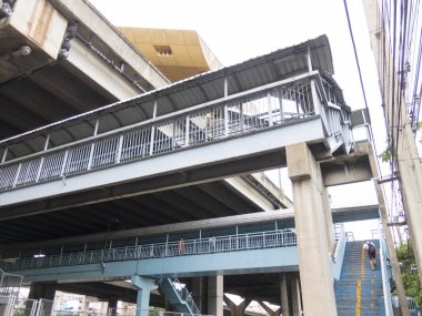 Yolun üzerindeki köprü..