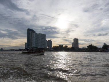 Akşam ve alacakaranlıkta Chao Phraya Nehri