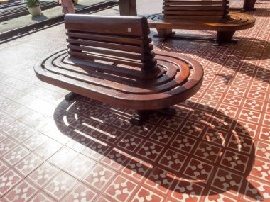 Kadim koltuklar tren istasyonu Tahta koltuklar.