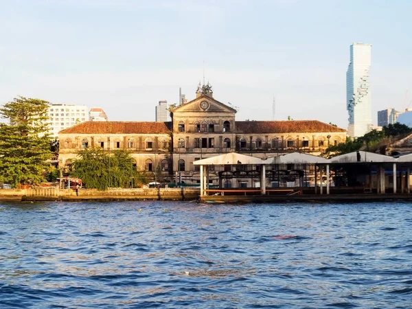 100 yıllık eski binalar terk edilmiş. Chao Phraya Nehri, Bangkok, Tayland