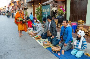 LOEI CHIANG KHAN THAILAND-07 ARALIK 2019 Sabahın erken saatlerinde turist faaliyetleri için erdem kazandıran Chiang Khan kültürel bir turizm merkezi olarak bilinir..
