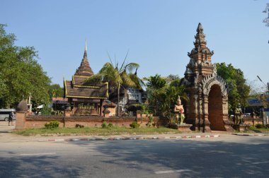 WAT LOK MOLI CHIANG MAI THAILAND-10 HAZİRAN 2020 Tapınağın ne zaman inşa edildiği bilinmemekle birlikte ilk kez 1367 yılında bir tüzüğünde bahsedilmiştir.)
