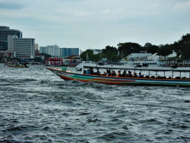 Bangkok Tayland. BANGKOK THAILAND-17 HAZİRAN 2019 Bangkok ve gemi Chao Phraya Nehri 'nde denize açılıyor..