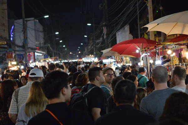 Chiang Mai Walking Street Chiang Mai Tayland - 12 Ocak 2020: İpek, seramik, metal, cam, ahşap veya sanat ve yemekten oluşan yerel bir el işi pazarı