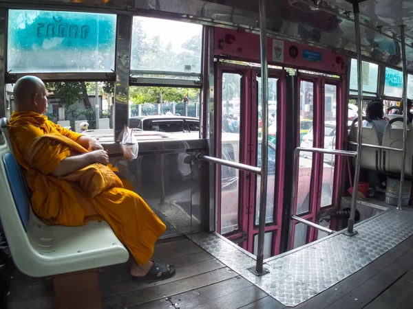 Autobusie Bangkok Tajlandia Listopad 2018Kapłan Pasażerów Bangkoku Autobusem Będzie Miał — Zdjęcie stockowe