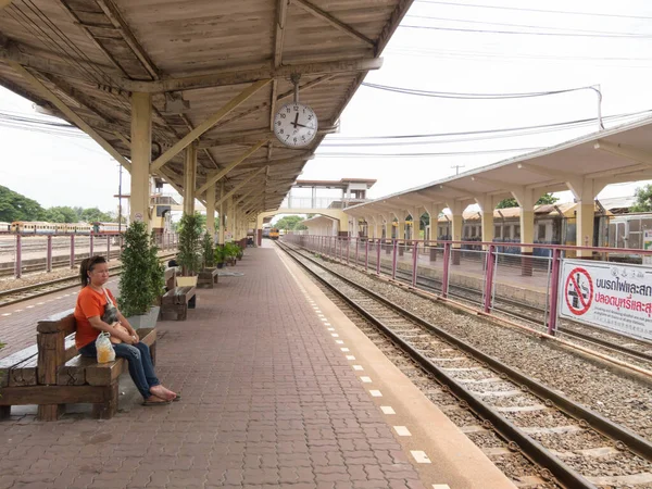 Σιδηροδρομικός Σταθμός Nakhon Ratchasima Ιούλιος 20Επιβάτες Που Ταξιδεύουν Τρένο Φτάνουν — Φωτογραφία Αρχείου