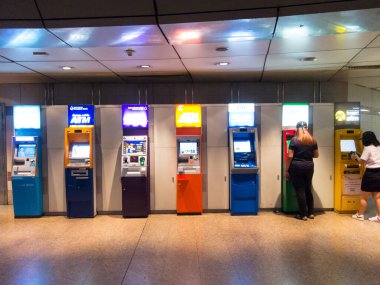 Bankamatik makinesi BANGOKTHAILAND-07 Eylül 2018 Tayland nakitsiz bir topluma giriyor ama yine de bir ATM 'ye sahip olmak gerekli. 07 Eylül 2018 'de Tayland' da