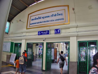 Hua Lamphong Tren İstasyonu Bangkok Tayland. BANGKOK THAILAND-15 Temmuz 2019 Bangkok Tayland 'ın ana tren istasyonu. Şehrin merkezinde, Pathum Wan Bölgesi 'nde..