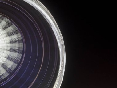 Dönme dolap çizgileri sallanıyor.