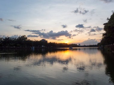 Alacakaranlık 'taki parkta bataklık .