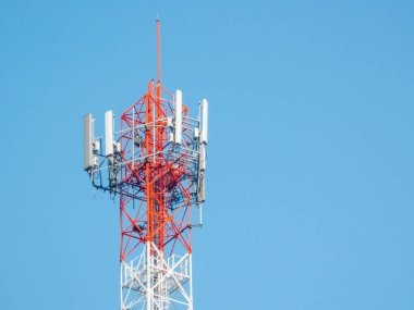 Gökyüzü arka planında radyo iletim kulesi.