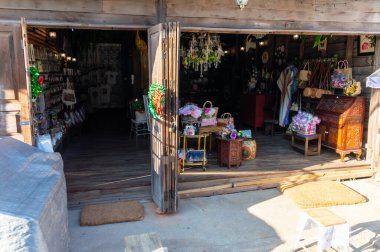 LOEI CHIANG KHAN THAILAND-07 ARALIK 2019 Chiang Khan Walking Street, Mekong RiverChiang Khan boyunca çeşitli ürün ve restoranlar sunmaktadır..