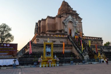 CHIANG MAI THAILAND-10 HAZİRAN 20WAT Chedi Luang tapınağı Phaya Saen Mueang Kralı VII. Rama döneminde inşa edildi..