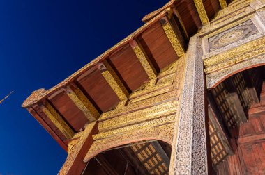 WAT PHRA Wat Phra Singh B.E. 'nin TEMPLE İnşaatı 1345 yılında, Mangrai Hanedanlığı 'nın beşinci kralı Kral Payu, Peder Kham Khu Foo için inşa edilmişti..
