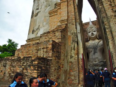 SUKHOTHAI THAILAND-03 AĞUSTOS 2019 Buddha Phra Montop Wat SriChum Sukhothai Tarih Parkı Dünya Mirası Alanı.