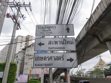 Laksi RamindraSaphan MaiKasetsart Üniversitesi 'nde trafik işaretleri BANGKOKTHAILAND-08 Ağustos 2018. 08 Ağustos 2018 'de Tayland' da