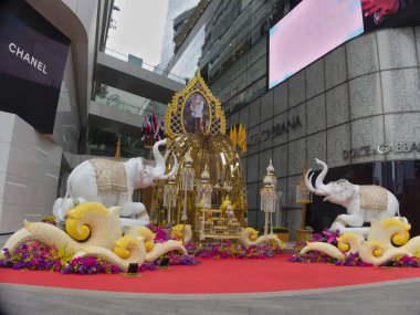 EmQuartier alışveriş merkezi BANGKOK THAILAND-11 Mayıs 2019 Mayıs 2015 'te açıldı. Mevcut Emporium ve EmSphere ile birlikte EM Bölgesi için planlanan üç alışveriş merkezinden biridir.. 