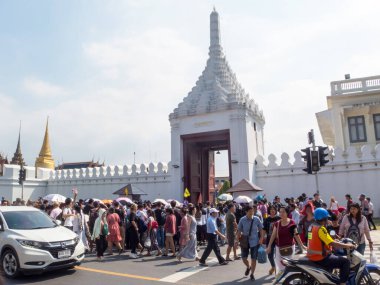 Zümrüt Buda Tapınağı Wat Phra Kaew BANGKOK THAILAND-31 Aralık 2018 Birçok turist 2018 yılının son gününde Bangkok Tayland 'a seyahat ediyor.. 