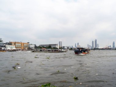 Chao Phraya Nehri BANGKOK THAILAND-31 ARALIK 2018 Bangkok ve gemi Chao Phraya Nehri 'nde denize açılıyor. BANGKOK THAILAND-31 ARALIK 2018.