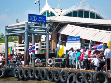 BANGKOK THAILAND-08 Nisan 2019Tha Chang Pier Bangkok 'ta turizm için önemli bir liman ve Chao Phraya Nehri' ndeki su yolları..