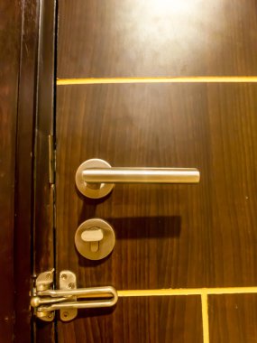 Gümüş cıvata saplı odada çok katlı kapı kilidi.