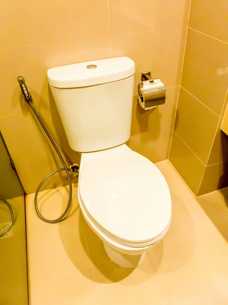 Kolor Spłukiwanej Toalety Kolor Biały Łazience Zraszaczem — Zdjęcie stockowe