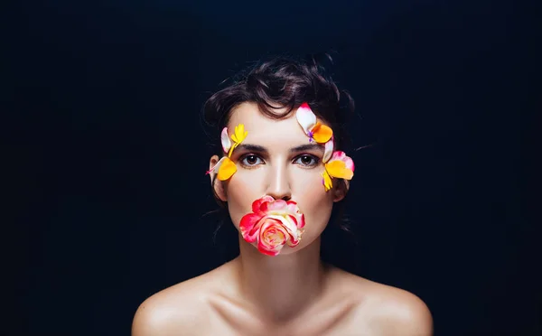 化粧と花で黒の美人 ロイヤリティフリーのストック画像