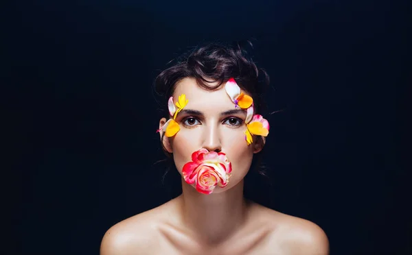 Belleza Mujer Negro Con Maquillaje Flor Imágenes de stock libres de derechos