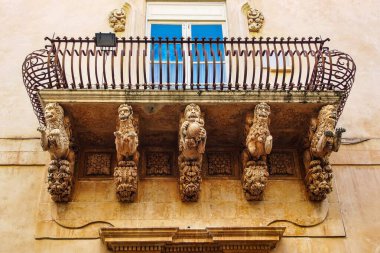 Noto Via Nicolaci Barok tarzında Balkonlar, Sicilya, İtalya
