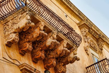 Noto Via Nicolaci Barok tarzında Balkonlar, Sicilya, İtalya