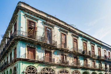 Havana, Küba merkezinde eski yaşayan renkli evler